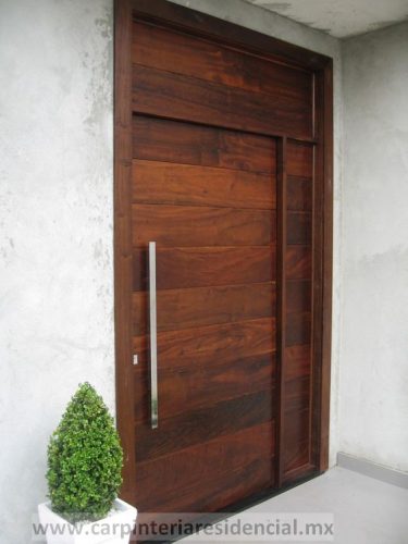Puerta exterior de madera moderna